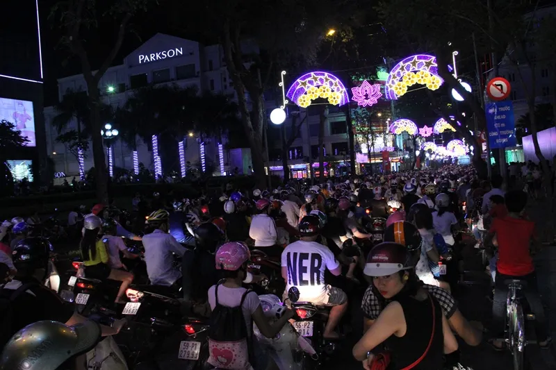 Người dân TP.HCM xuống đường tận hưởng thời khắc giao thừa ảnh 14